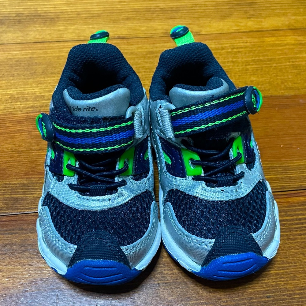 Stride Rite Made 2 Play Sneakers Size 4.5